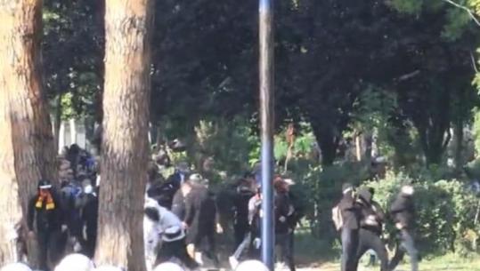 Protestues të maskuar ‘breshëri’ gurësh, flakadanë e kapsollë policisë, reagon me ujë e gaz lotsjellës