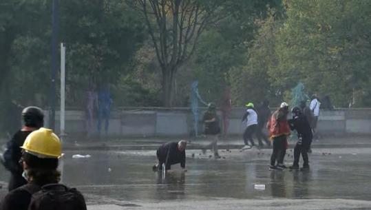 Protestuesi falet te Bulevardi, teksa policia hedh ujë për shpërndarjen e protestuesve! Refuzon të largohet