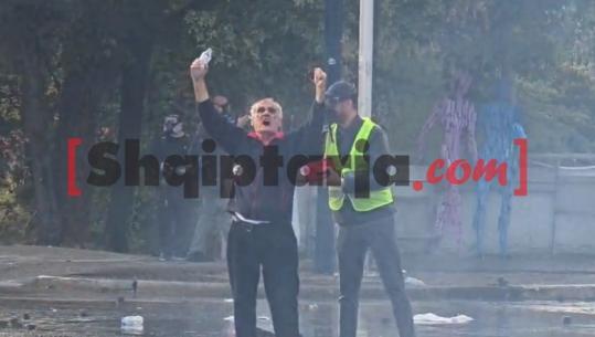 Protestuesi bërtet ‘Allahu Ekber’ në mes të bulevardit 'Dëshmorët e Kombit' (VIDEO)