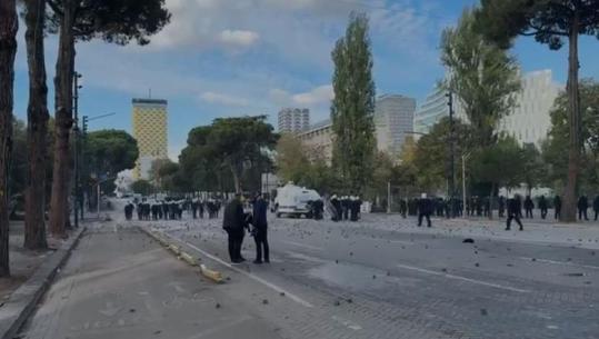 Bulevardi bosh, protestuesit largohen pas hedhjes së ujit (VIDEO)