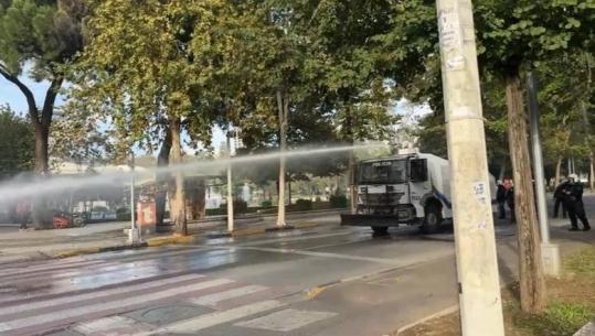 Protestuesit ‘strehohen’ te Parku ‘Rinia’, autobotet e ujit vendosen në dy krahët e urës! Policia gjuan me fishekë gome