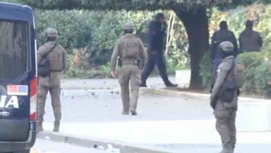 Kaosi nga protestat, forcat RENEA mbërrijnë te kryeministria
