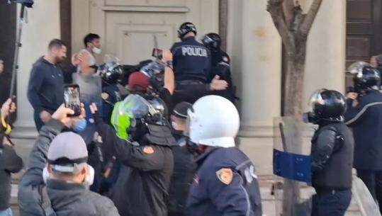 Protesta e dhunshme në Tiranë, Policia nis shoqërimin e disa protestuesve