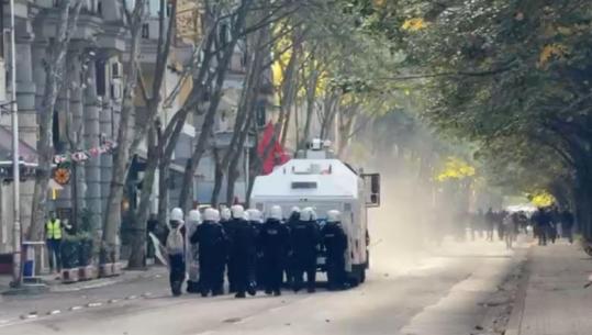 Protestuesit marshim policia i ndjek nga pas në hyrje të Bllokut! Edhe një autobot uji në dispozicion