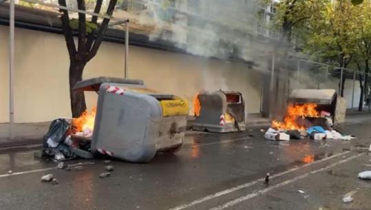 Protestuesit akte vandale mes kryeqytetit, përmbysin dhe u vënë flakën koshave të mbeturinave pranë Drejtorisë së Policisë së Tiranës