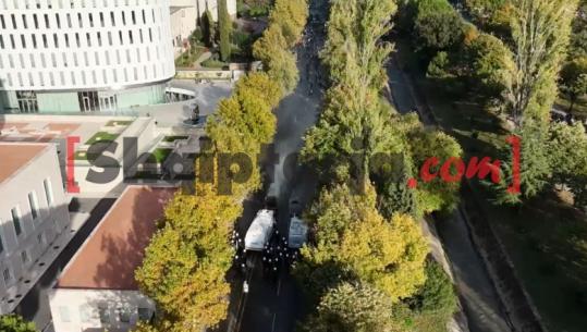 Pamje me Dron/ Protestuesit e dhunshëm në rrugët e Tiranës, Policia i shpërndan me ujë pranë selisë së PD (VIDEO)
