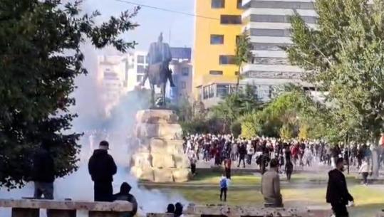 Një grup protestuesish grumbullohen te Sheshi Skënderbej, policia hedh gaz lotsjellës
