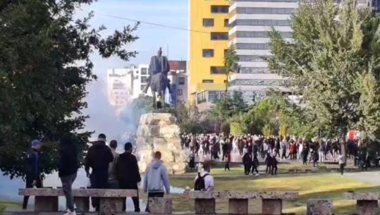 Një grup i vogël protestuesish te sheshi ‘Skënderbej’, hidhet gaz lotsjellës! Përgatiten për të marshuar drejt kryeministrisë