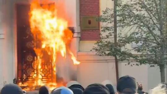 Shënjestrohet Ministria e Mjedisit, protestuesit i vënë flakën derës (VIDEO)
