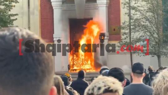 LIVE - Pas sulmeve me gurë, protestuesit e dhunshëm i vënë zjarrin hyrjes së Ministrisë së Mjedisit! Policia tenton t’i shpërndajë me ujë e gaz lotsjellës