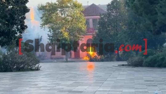 Protesta e dhunshme/ Ministria e Shëndetësisë: 23 të lënduar, mes tyre një deputet, gazetarë dhe efektivë policie! I riu i dëmtuar në sy iu nënshtrua ndërhyrjes kirurgjikale