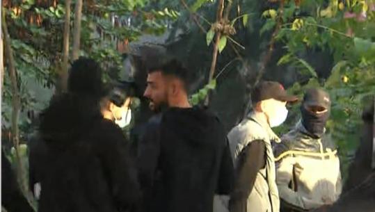 ‘Shi’ molotovësh e fishekzjarrësh ndaj efektivëve, djali i Sali Lushajt ‘orkestron’ protestuesit e dhunshëm