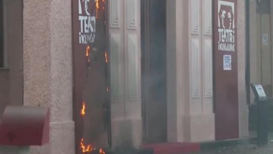 Tiranë/ Protestuesit e dhunshëm i vënë zjarrin Teatrit të Kukullave