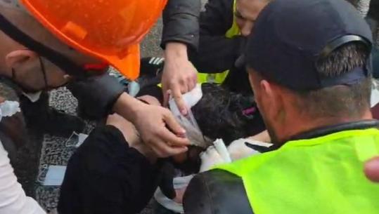 Kaosi në Tiranë, një protestuese lëndohet në kokë!
