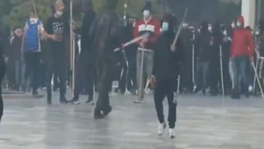 Kaos në sheshin ‘Skënderbej’, protestuesit e maskuar armatosen me shkopinj