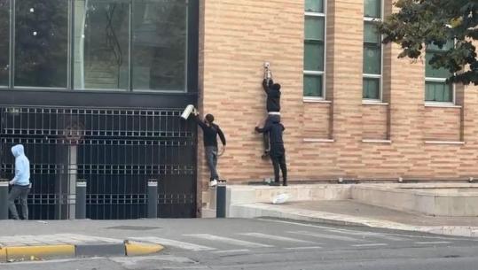 Protestues të maskuar thyejnë kamerat e sigurisë të Bankës së Shqipërisë, shkatërrojnë edhe kabinën e rojes