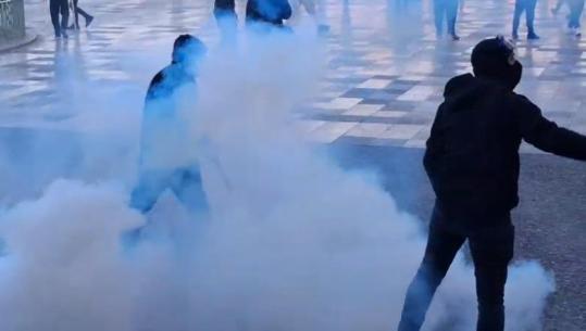Sheshi ‘Skënderbej’ kthehet në arenë ‘lufte’, protestuesit gurë e molotovë, policia gaz lotsjellës