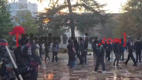Tension te ‘Sheshi Skënderbej’, protestuesit e maskuar gati për tjetër sulm: Hajdeni çuna këtej se kemi gura