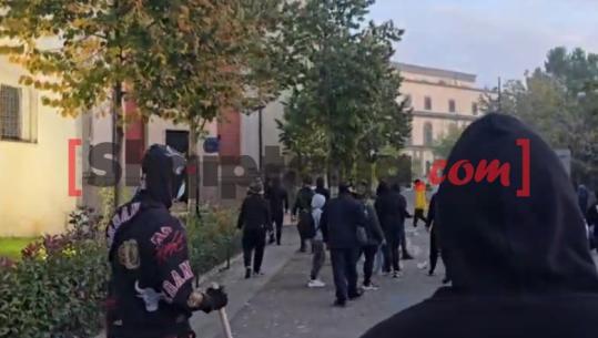 Të maskuarit gjuajnë me shqelma derën e Bashkisë, protestuesja jep udhëzime: Vazhdojmë përpara