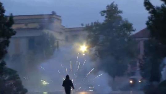 Protestuesit e dhunshëm sulmojnë me breshëri fishekzjarrësh efektivët e Policisë në Sheshin Skënderbej