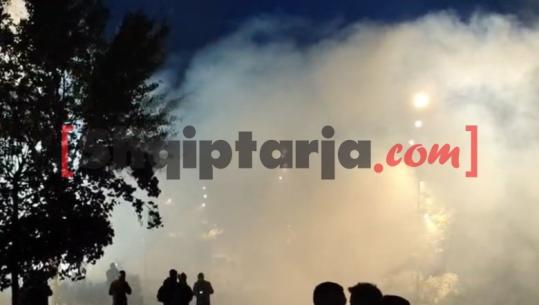 Protestuesit i vënë zjarrin Ministrisë së Infrastrukturës, molotovë edhe drejt Bashkisë Tiranë