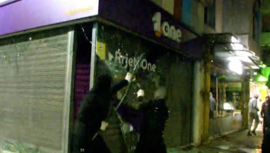 Bizneset sërish nën sulm, protestuesit thërrmojnë xhamat e dyqanit të kompanisë celulare (VIDEO)
