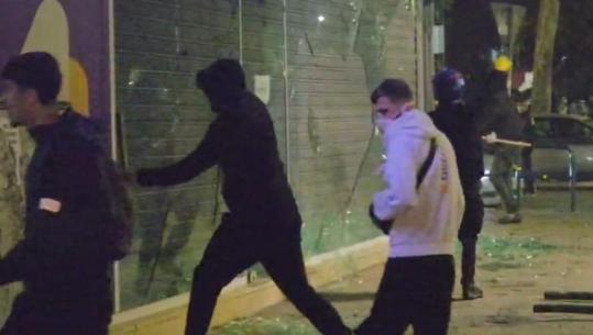 Bizneset sërish nën sulm, protestuesit thërrmojnë xhamat e dyqanit të kompanisë celulare