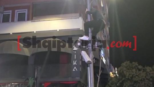 Aktet vandale, protesuesit hipin në shtylla dhe shkulin kamerat e sigurisë (VIDEO)