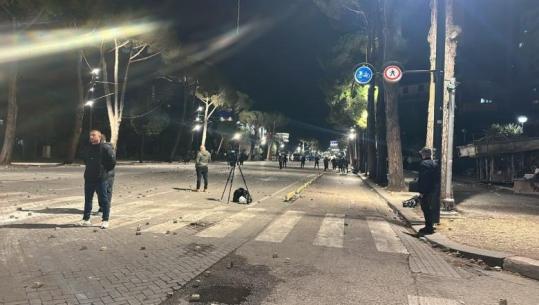Shpërndahen protestuesit, boshatisen rrugët! Në bulevard nis pastrimi