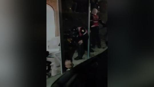 Protesta/ Dhunoi qytetarin me shkop gome, Policia: Pezulluam efektivin e ‘Shqiponjave’! 5 policë të plagosur nga hedhja e gurëve e molotovëve, hetim për dëmtimin në sy të 28-vjeçarit