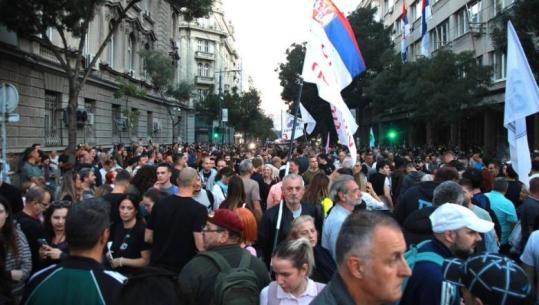 Zgjedhjet në Serbi/ Radhë të gjata në ambasadat jashtë vendit, serbët në SHBA votojnë që në orën 02:00 të mëngjesit