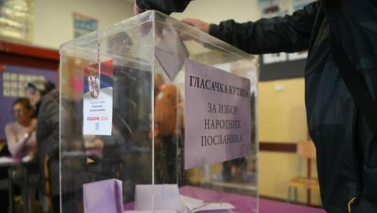 Tensione në zgjedhjet parlamentare në Serbi! 30 persona të maskuar futen me forcë në qendrën e votimit, kërcënojnë komisionerët dhe ndërpresin votimin