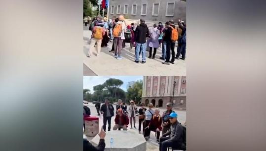 Protestuesit refuzojnë ftesat për dialog, turistët e huaj ulen e kuvendojnë në sofrën e Ramës! Kryeministri ironizon: Mirseerdhët në Tironë dhe na falni për fishekzjarret mrom