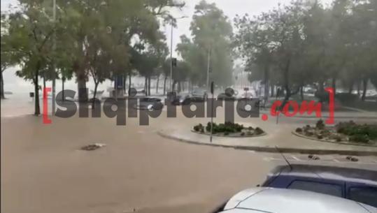 Reshje të dendura shiu në Vlorë, përmbyten disa rrugë në zonën e Ujit të Ftohtë