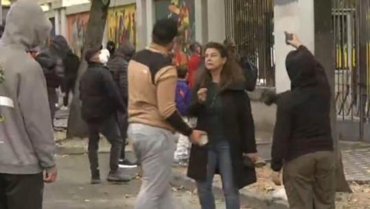 Protesta/ Në grup protestuesish te Ministria e Arsimit, gurë drejt godinës! Policia në gatishmëri