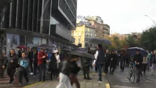 Protesta/ Pas sulmeve me gurë ndaj Ministrisë së Arsimit, protestuesit nisin marshimin