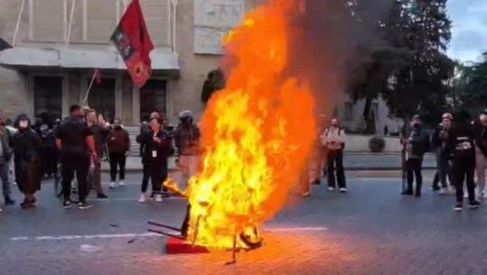 Protesta/ Sërish refuzim ndaj dialogut, protestuesit thyejnë dhe djegin karriget e vendosura para kryeministrisë
