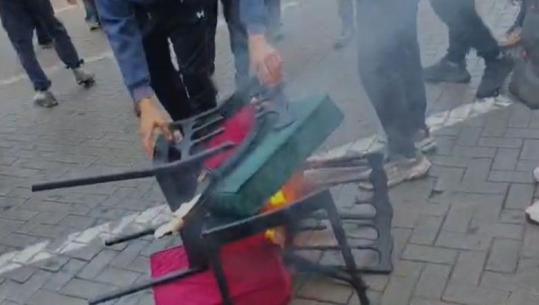 Protestuesit refuzojnë sërish dialogun me Ramën! Thyejnë dhe djegin karriget para kryeministrisë