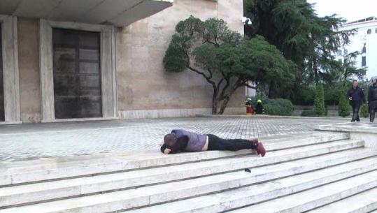 Një protestues pro dialogut, të tjerët e godasin! Shtrihet në tokë, e tërheqin deri te shkallët e kryeministrisë! Largohet me ambulancë