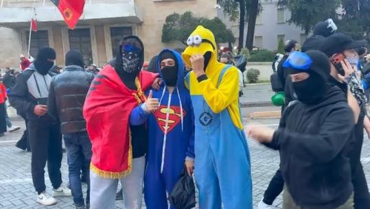 ‘Spidermen dhe Minionët’ para Kryeministrisë, protestuesit maskohen si personazhe të filmave vizatimorë (VIDEO)