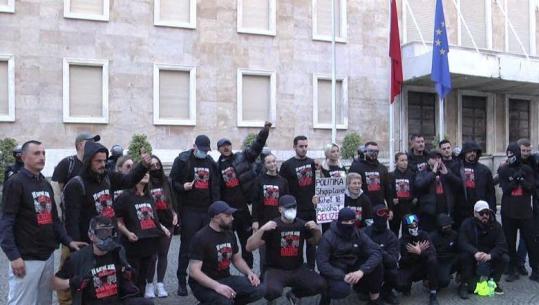 Mbeti i plagosur në sy gjatë protestës së djeshme, disa protestues bluza me mbishkrimin 'Të gjithë jemi Erion' (VIDEO)