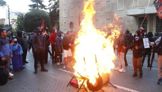 LIVE- Protesta/ Kërkoi dialog, protestuesit refuzojnë dhe godasin një prej tyre! Thyejnë dhe djegin karriget para kryeministrisë