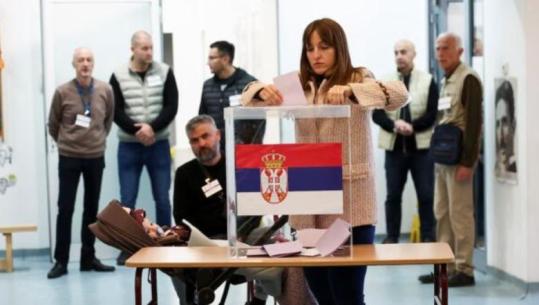 Zgjedhjet në Serbi/ Dyshime për blerje votash, qytetarët denoncojnë persona me para dhe zarfe! Pengohen vëzhguesit