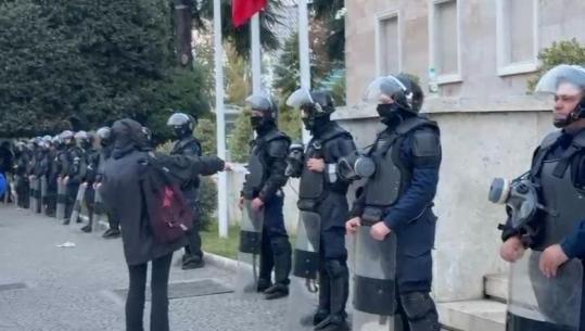 Protestuesja ‘valëvit’ kroasantët para efektivëve: Kush është pa ngrënë? Pason protestuesi: Për fajin e dikujt do ta hajë gjithkush