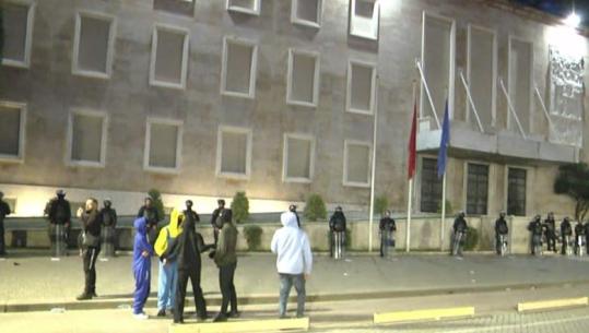 Protestuesit nisin 'ritualin' hedhin kapsolla para Kryeministrisë