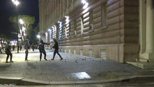 Nisin tensionet e para, një grup të rinjsh godasin me gurë policinë dhe kryesinë e Kuvendit
