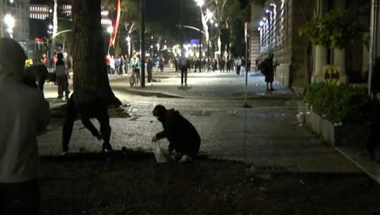 Të maskuarit shkulin pllakat e trotuarit, sulme ndaj policisë