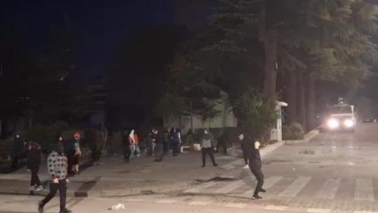 Sërish sulme me gurë, protestuesit i hedhin drejt autobotit të ujit