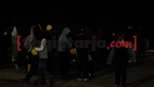 Protestuesit sërish gati për sulm, shpërndajnë kokore të verdha! Pajisen edhe me shkopinj