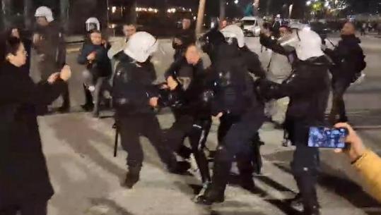 Protesta/ Policia ndërhyn me gaz lotsjellës dhe ujë! Disa shoqërime, ndërhyjnë protestuesit